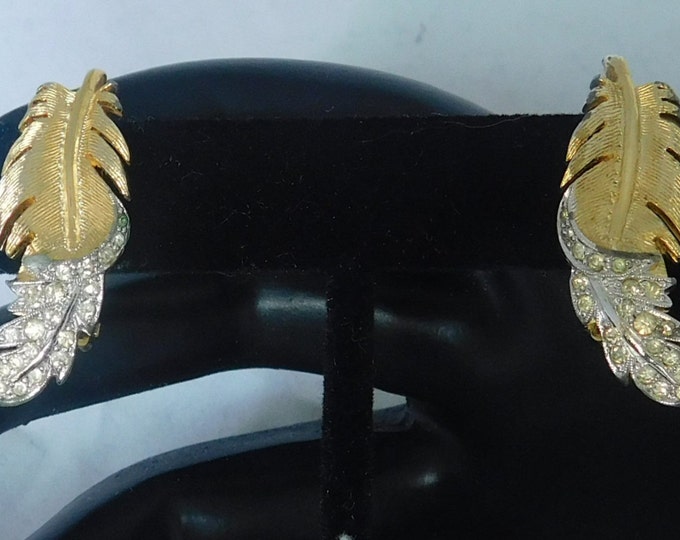 Panetta GLITTERING LEAF NEW Vintage Designer Gold Tone Detailed Curled Clear Rhinestone Nature Beautiful Signed Clip Earrings! 407