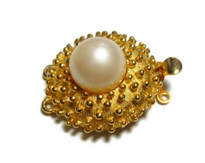 Pearl box clasp, gold plated bumpy hobnail statement clasp with white glass pearl set in center, 25mm (1") round, double strand, supplies