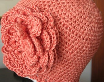Bonnet "MURIELLE" corail au crochet décoré d'une fleur - pour femme - création Misty Tuss Tricote