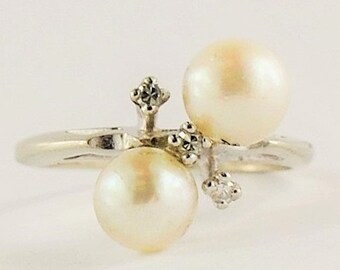 Vintage Double Pearl Ring With 3 Tiny Sparkly Diamonds - 14 karat white gold