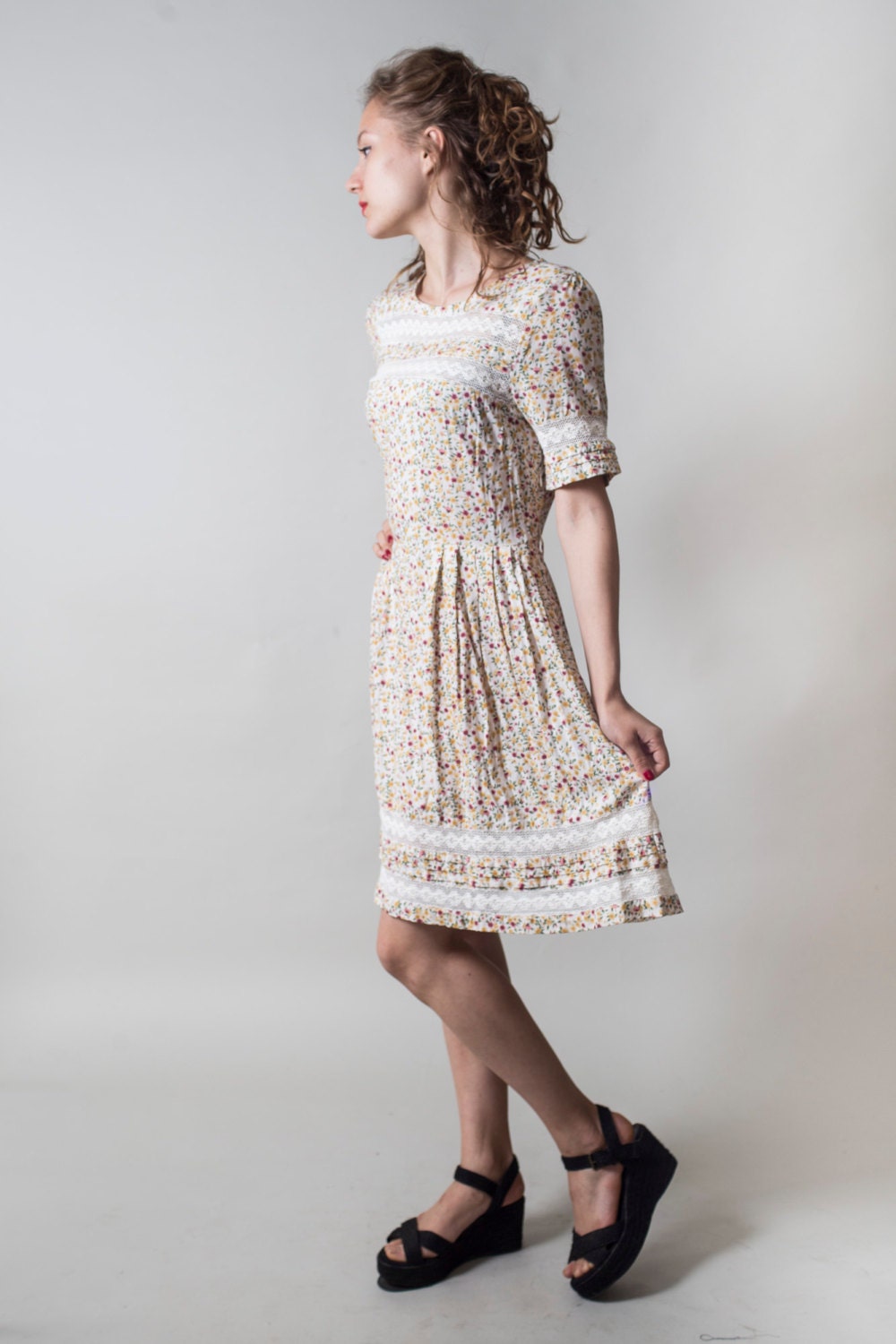 Floral Tea Party Dress/ White Lace Elements/ Ditsy Print