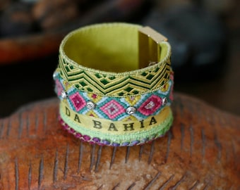 Bracelet brésilien manchette SÃO PAULO, turquoise jaune vert lime rose vif, bracelet de l'amitié, galon, clous laiton, cuir, fermoir aimanté