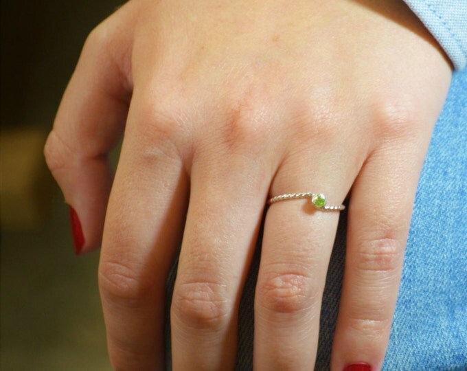 Wave Ring, Silver Wave Ring, Peridot Mothers Ring, August Birthstone Ring, Silver Twist Ring, Unique Mother's Ring, Peridot Ring, August