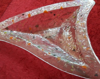 Plat Triangle en Verre Couler entre 2 Couches de Verre, Travail Main avec Caracter, 50x35 cm.