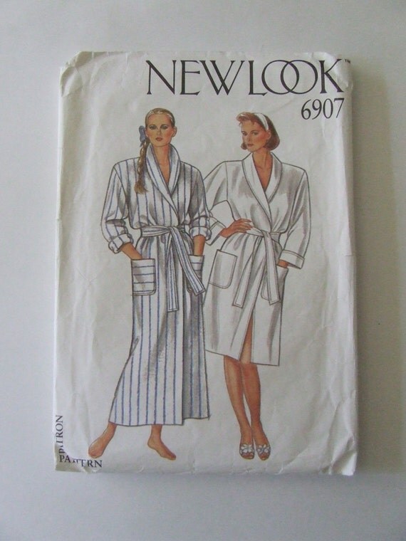 Vintage ladies bathrobe sewing pattern 6907 from New Look for