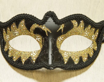 Les masques pour la personne des boutons acheter dans la pharmacie