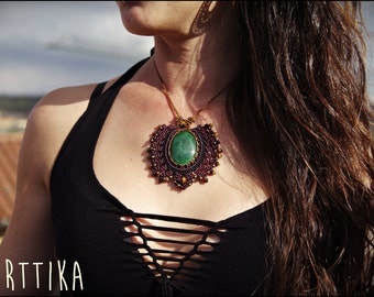Necklace with MALACHITE macramé.
