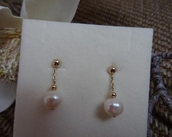 Gold Earrings with fresh water Pearl, timelessly elegant in 585 gold filled