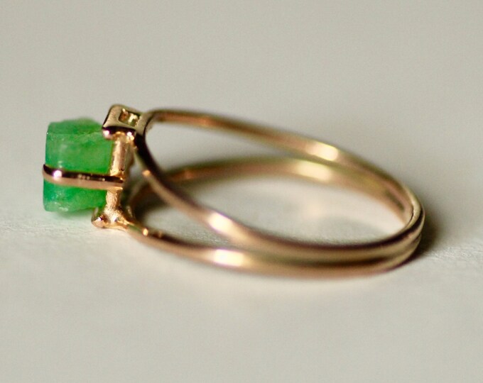 Raw Emerald gold ring, Gold ring, Green stone ring, Natural stone ring, Engagement ring, Gold Engagement Ring, Womens ring