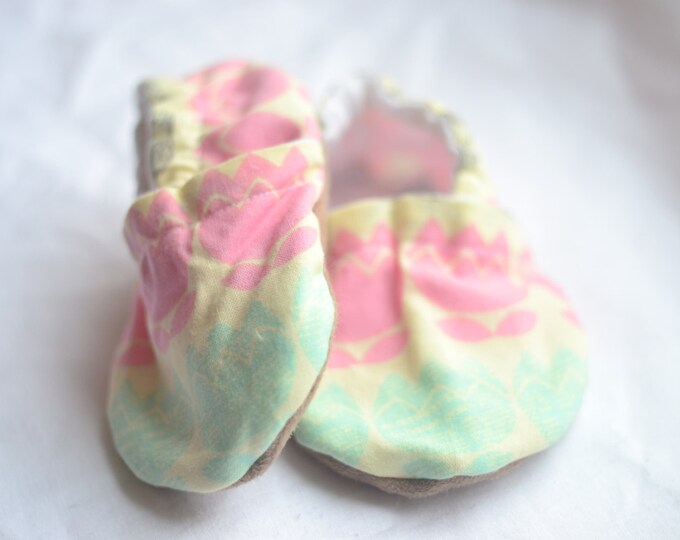 Mint baby shoes Pink baby shoes Mint Pink shoes Soft booties Rose Quartz shoes Mint toddler shoes Pink Baby crib shoes Mint newborn shoes