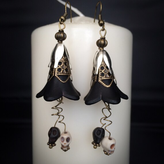 Gothic earrings flower and skull black and white - dark - grunge - emo - old school by Stormglitter steampunk buy now online