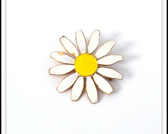 Vintage Metal Enamel Flower Brooch Pin - White Daisy Flower Pin - Vintage Jewelry
