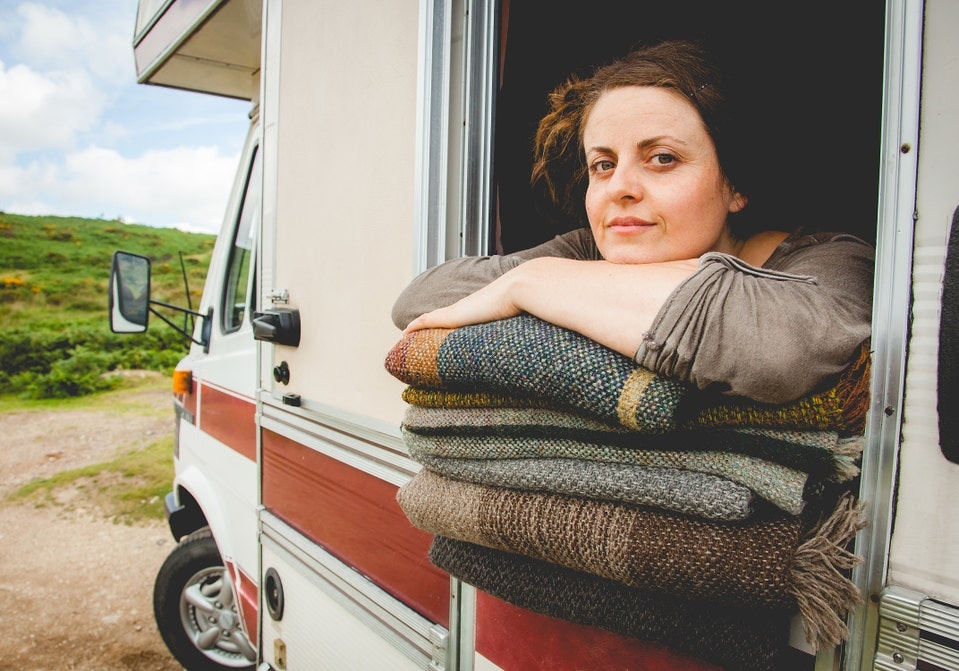 Eloïse Sentito affacciata alla finestra del suo camper - Fotografia di Alice Carfrae