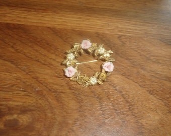 vintage pin brooch goldtone flower wreath porcelain faux pearls