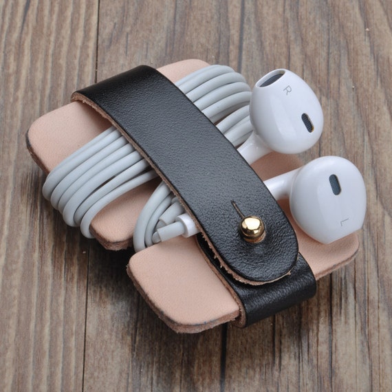 Handmade leather earphone holder/Custom Earbud Case by Dokkipaper