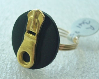Zipper Ring in Black and Gold - Size 8.5 - R341