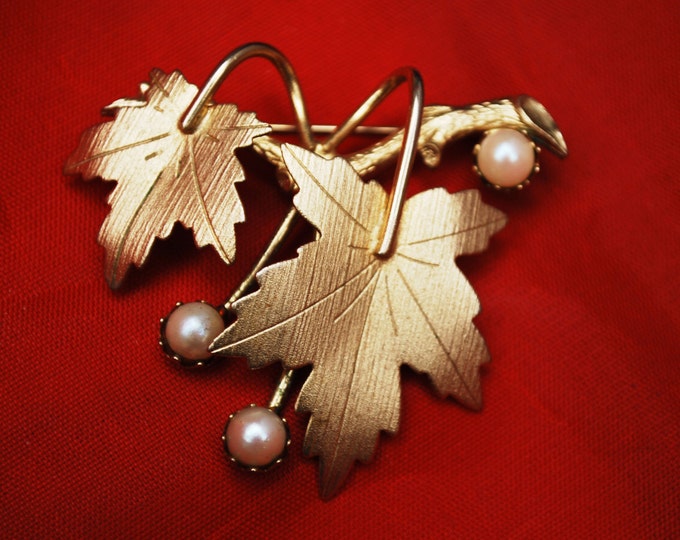 Sara Coventry Leaf Brooch gold and cultured pearl Maple leaf pin