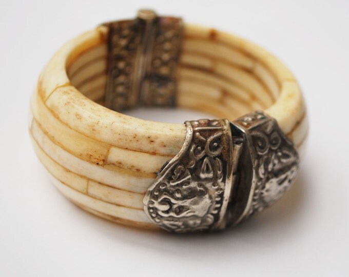 Boho Chunky Bone bracelet - Creamy white brown bone with silver metal - Hinged bangle - India _clamper