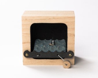 Houten kinetische piraat schip beeldhouwkunst
