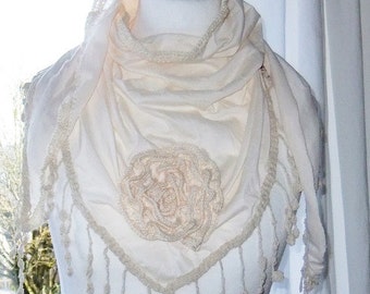 Scarf in cream in the Shabbylook with fringes