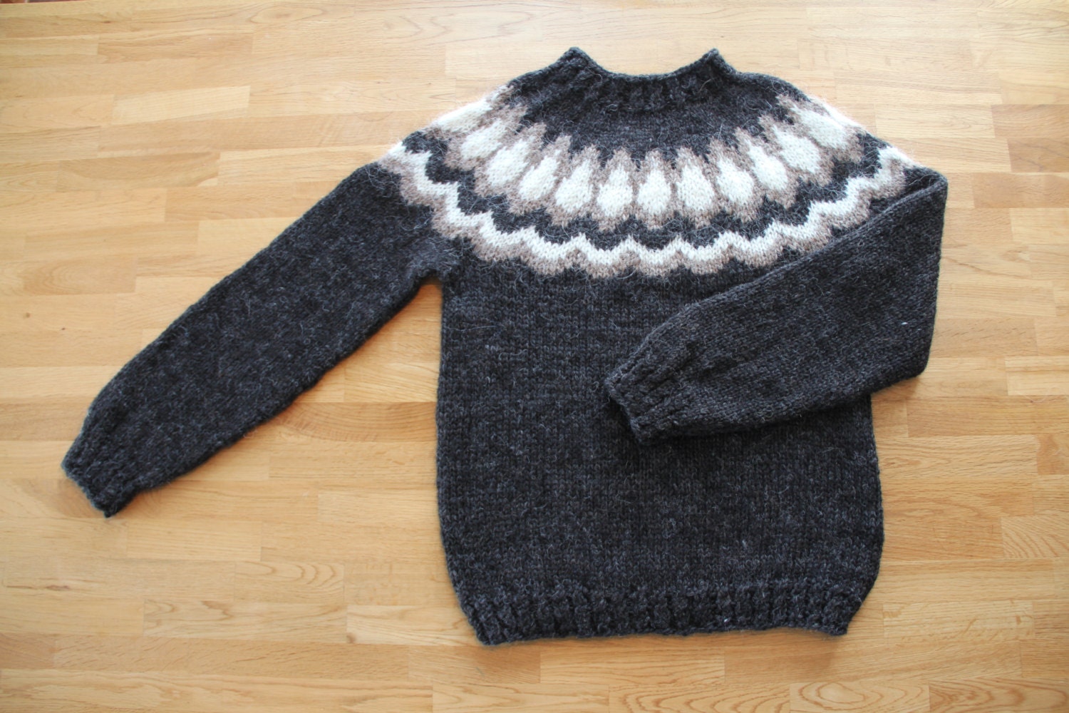 Icelandic wool sweater. Lopapeysa. Handmade.