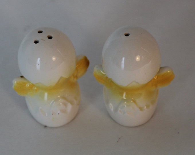 Vintage Salt and Pepper Shakers, Kitchen Collectible, Hatching Chicks, Chickens