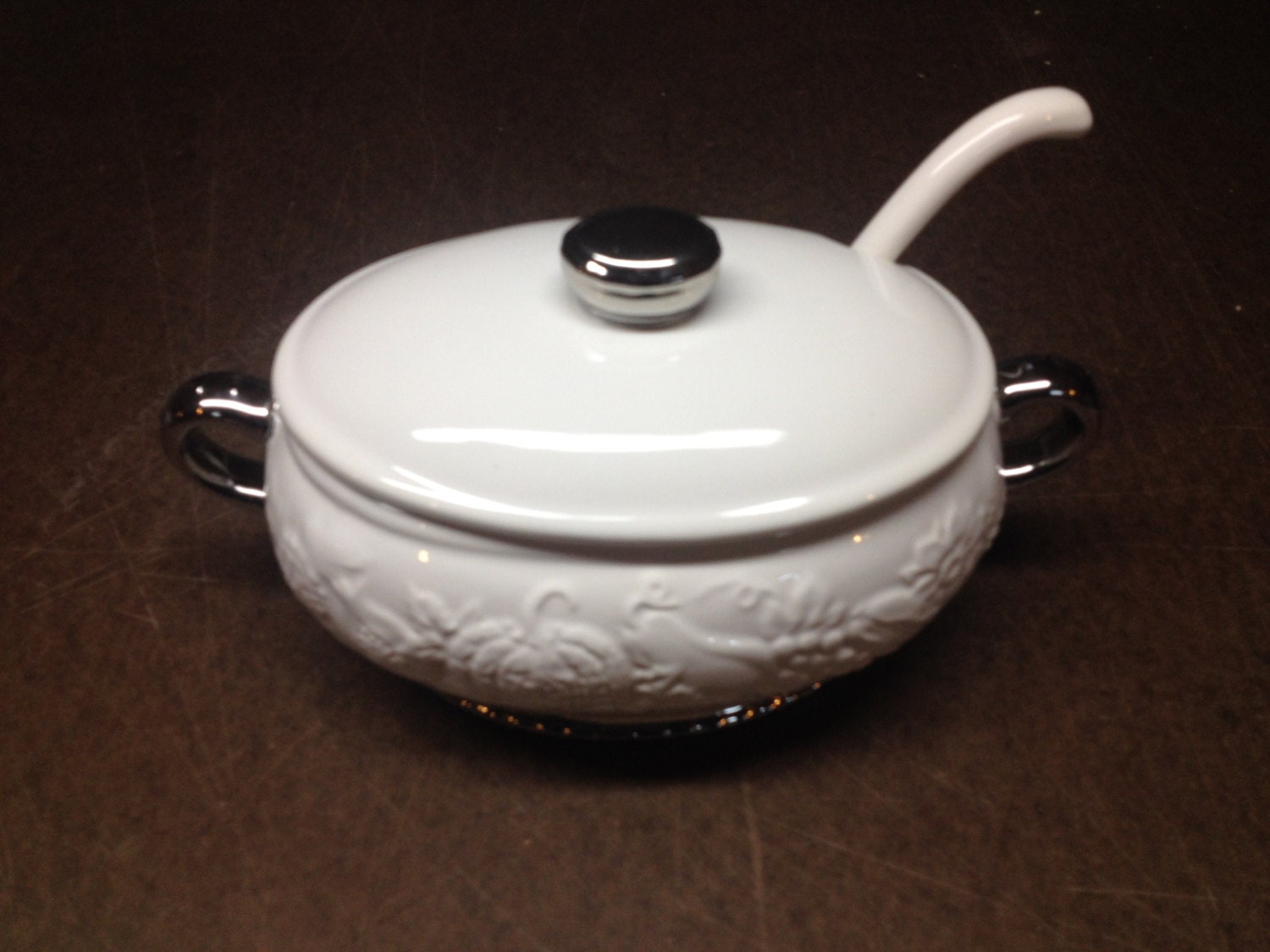 White Ceramic Gravy Dish and Ladle Set White Ornate Serving