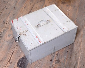 Old massive wood box painted from France, arrangement - ancienne boite en bois massif