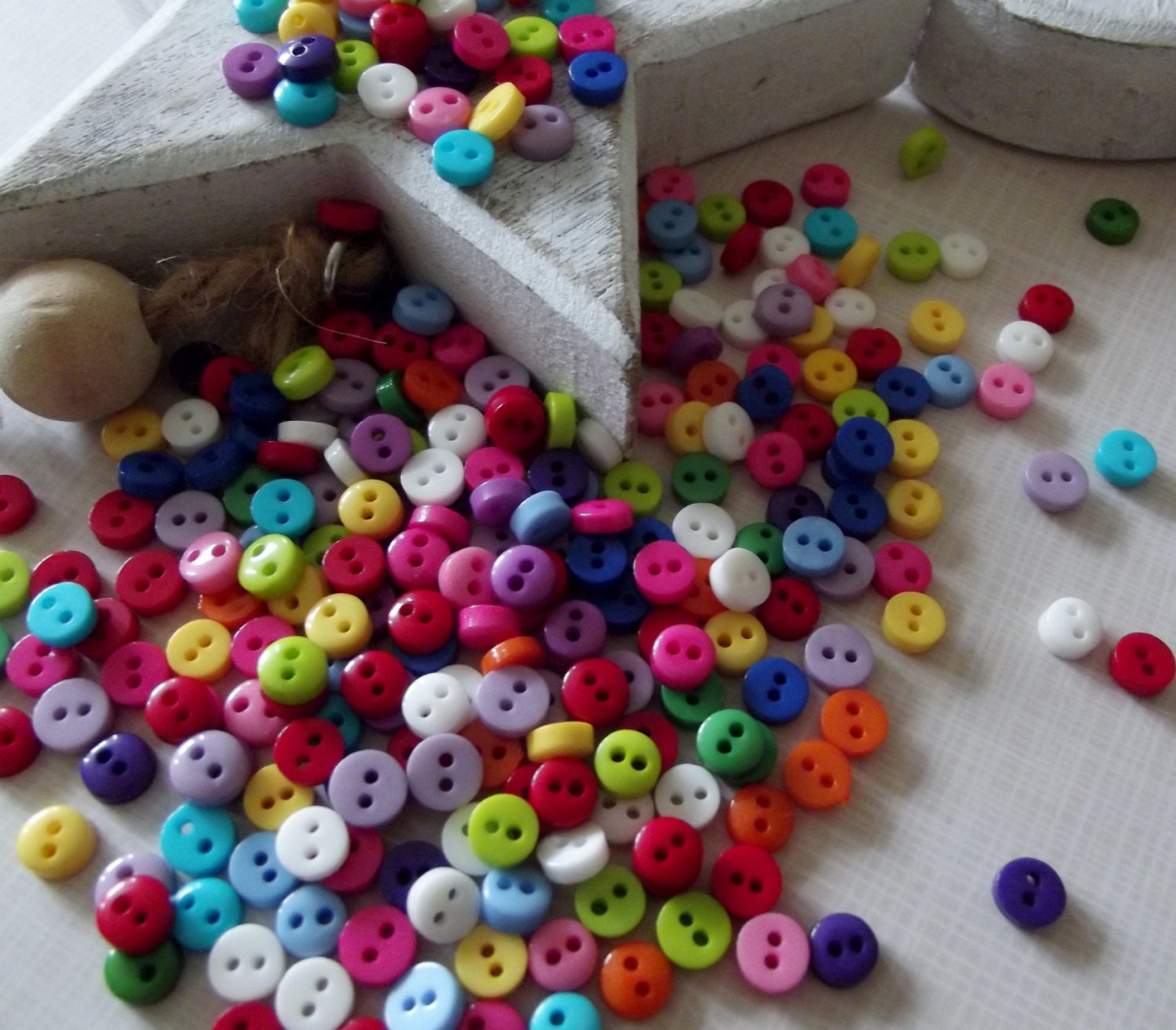 100 Plastic Buttons Various Colours Great For Scrapbooking