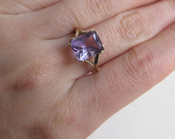 Amethyst gold ring, 9 carat 9K gold purple solitaire dress cocktail ring QVC 1970s size 8.25 / Q, holiday gift for mum, February birthstone