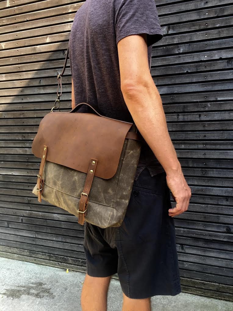 Messenger bag in waxed canvas with leather flap / Musette