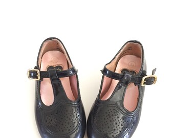 Dyna Kids Black Mary Janes size 5.5