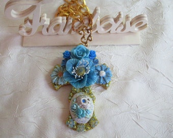 Collier pendentif "série de croix fleuries "