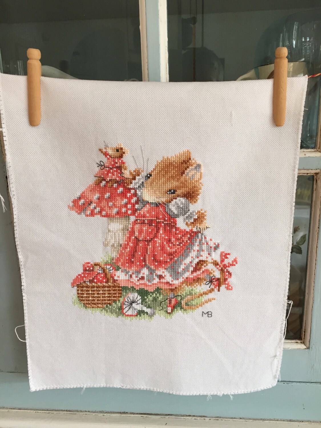 Vera de muis borduurwerk paddestoel rood met door nellyslittlegifts