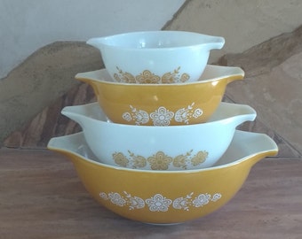 Vintage Pyrex Butterfly Gold Cinderella bowls set of four. Pyrex mixing bowls.Pyrex stacking bowls.