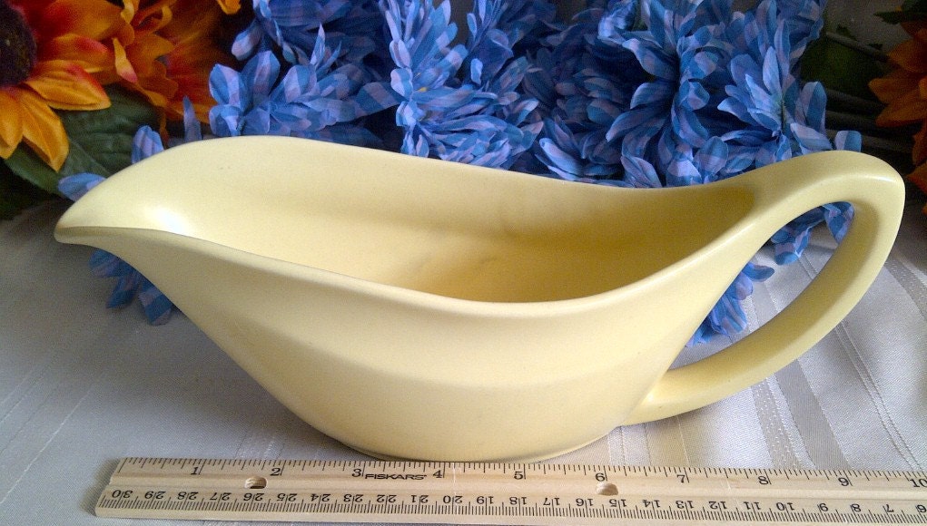 Vintage Bauer La Linda Yellow Gravy Boat. 1940’s Haute Juice