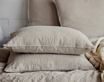 Linen pillow case with little pom poms. 9 colours: white, natural, grey, pink, blue, woodrose, sand. Linen pillow cover. Stone washed.