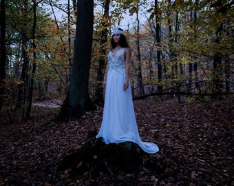 Robe de mariée perlée "Tresna" blanche et argent