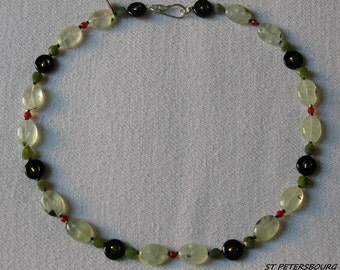 SAINT PETERSBOURG. Collier en pierres naturelles ( agate, perle d'eau douce, hématite, jade, préhnite, cornaline)