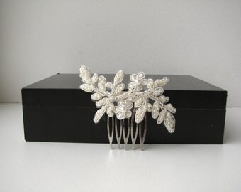Bridal lace hair comb Hairpiece Ivory floral wedding comb Beaded lace