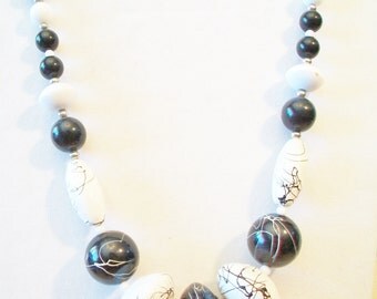 Vintage Black White Graduated Bead Necklace Retro Paint Splatter Costume Jewelry