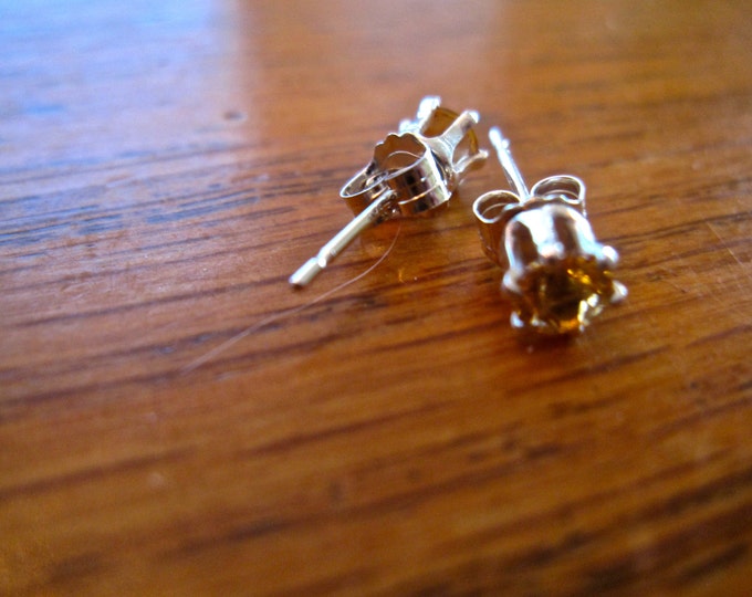 Citrine Studs, 4mm Round, Natural, Set in Sterling Silver E901