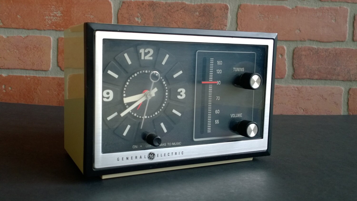 Vintage 1960s General Electric Clock AM Radio Alarm Mid