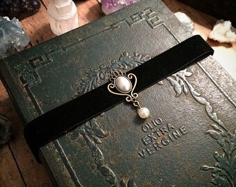 Black choker // black gothic choker necklace // gothic necklace // pearl choker // velvet choker // pearl necklace