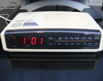 Vintage Magnavox AM/FM Digital Alarm Clock Radio "The Nightline"