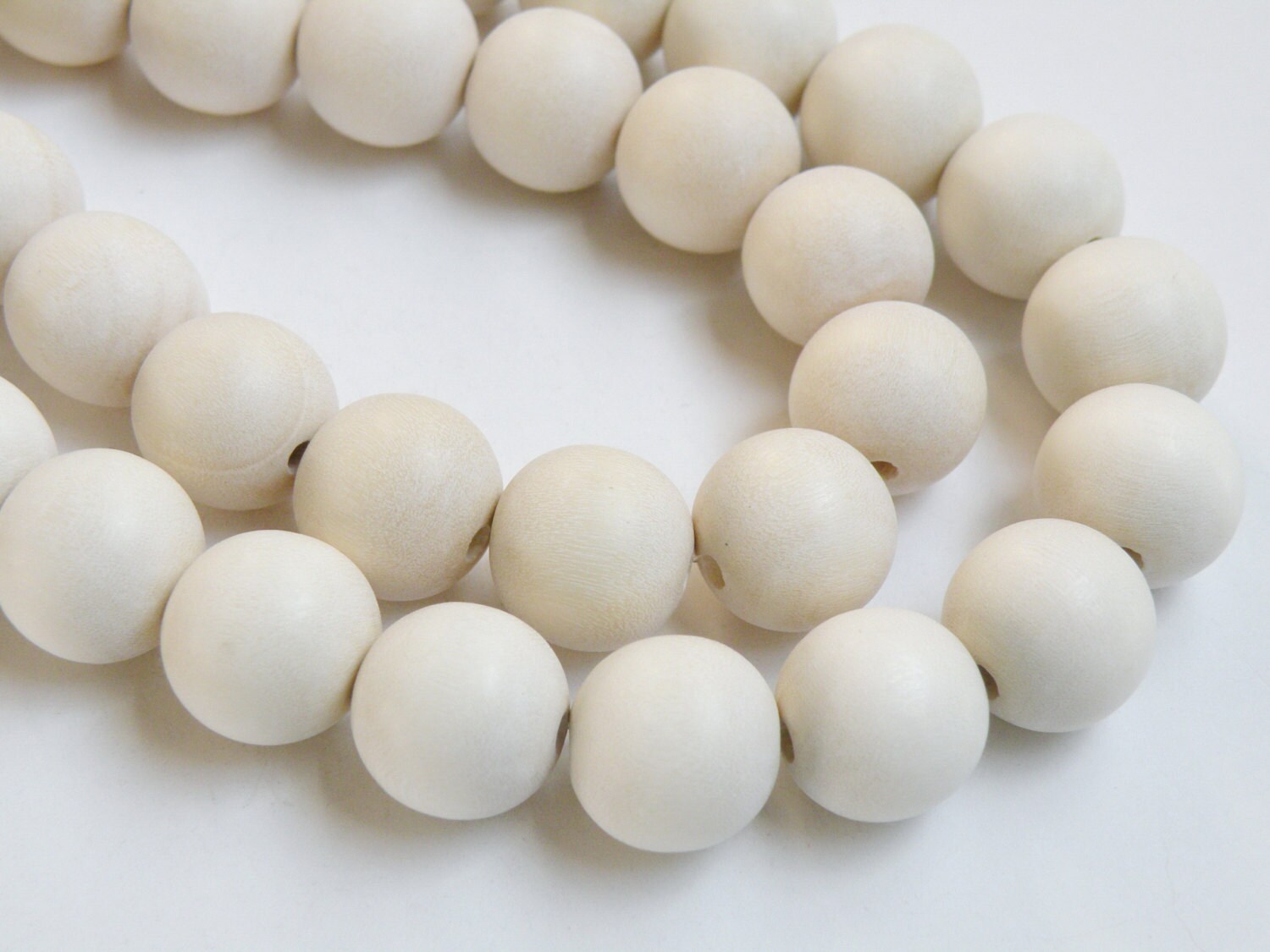 White wood beads round 16mm full strand ecofriendly Cheesewood 1293NB