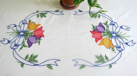 Mantel bordado mano tulipanes color púrpura por thesweetbasilshoppe