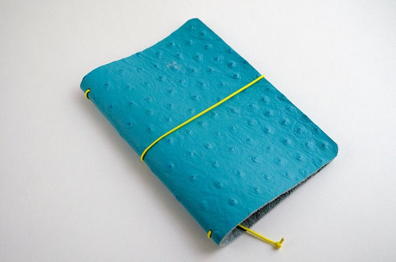 Cuaderno de cuero hecho a mano, estilo Midori Traveler's Notebook tamaño Pocket - Azul claro con textura piel de avestruz 