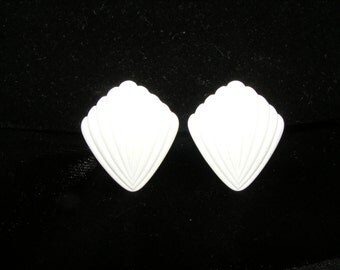 Vintage White Shell Design earrings with gold tone screw back earrings by Napier