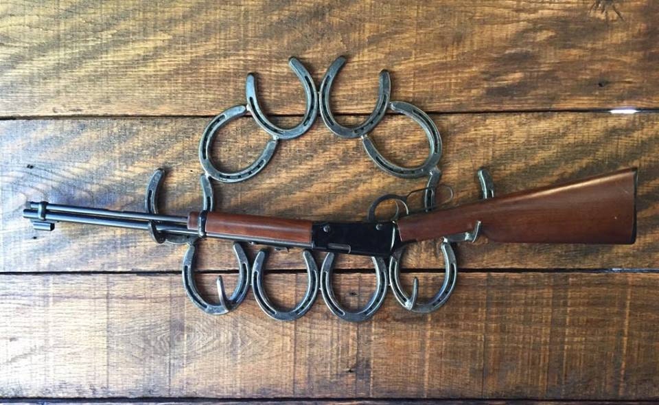 Horseshoe Gun Rack Single Gun Rack with Hooks for Pistols